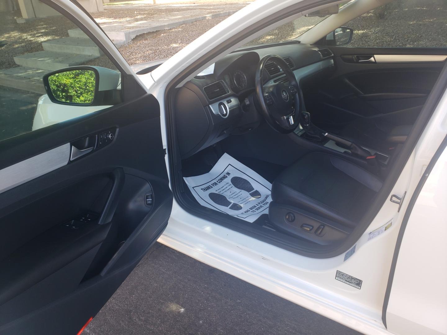 2013 WHITE /gray and black Volkswagen Passat se (1VWBP7A31DC) with an 2.5 l5 engine, 6-Speed Automatic transmission, located at 323 E Dunlap Ave., Phoenix, AZ, 85020, (602) 331-9000, 33.567677, -112.069000 - Photo#8